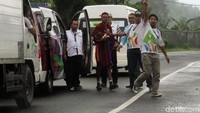 Pebalap yang cedera mendapat perawatan.