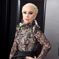 Menurut sang makeup artist Sarah Tanno, makeup Gaga tersebut terinspirasi dari gelapnya malam yang dipenuhi bintang. Gagas eyes were inspired by a dark starry night, begitu ungkapnya dalam pernyataan resminya.  Foto: dok. Getty Images