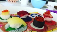 Sstt.., ini bukan sushi sungguhan. Sushi ini rasanya pasti manis! Karena ini permen alias popping cooking candy bentuk sushi yang diunggah akun instagram @monikanaumiuk. Foto: Istimewa