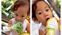 Nemu foto #nala kecil. Saking doyannya makan sayur, itu masih di supermarket sayurnya udh mau dimakan, tulis Mona Ratuliu di laman instagram pribadinya. Ternyata dari kecil emang doyan makan, ya. Foto: Instagram @monaratuliu