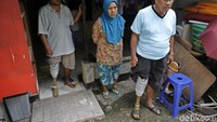 Mendapatkan kaki palsu berkat donasi dari yayasan yayasan pembuat kaki palsu yang telah tersertifikasi Internasional, DARE Foundation, membuat mereka mudah melakukan berbagai aktivitas sehari-hari. Foto: Rachman Haryanto