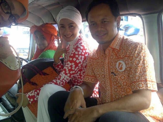 Penyanyi yang kini jadi anggota DPR, Desy Ratnasari, sempat mencicipi naik angkutan umum di Bogor bersama sang walikota, Bima Arya. Saat itu Desy pun tampak terlihat memakai tas Hermes seri Birkin 25 cm seharga US$ 23.888 atau sekitar Rp 318 juta. Foto: Instagram