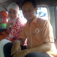 Penyanyi yang kini jadi anggota DPR, Desy Ratnasari, sempat mencicipi naik angkutan umum di Bogor bersama sang walikota, Bima Arya. Saat itu Desy pun tampak terlihat memakai tas Hermes seri Birkin 25 cm seharga US$ 23.888 atau sekitar Rp 318 juta. Foto: Instagram