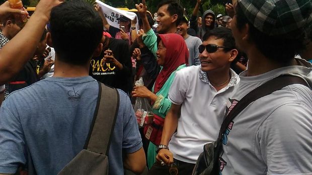 Tunggu Rekannya Berunding dengan Kemenhub, Aliando Dangdutan