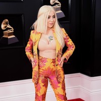 Ava Max mencoba meniru gaya Elvis Presley dengan setelan kuning bermotif floral ini. (Foto: Getty Images)