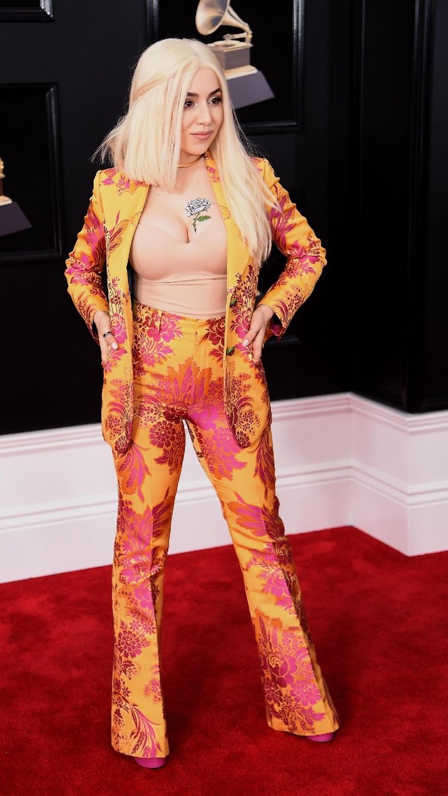 Ava Max mencoba meniru gaya Elvis Presley dengan setelan kuning bermotif floral ini. (Foto: Getty Images)