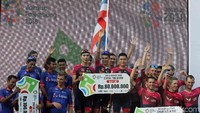 Juara Tour de Indonesia 2018 menerima penghargaan dan berfoto bersama.