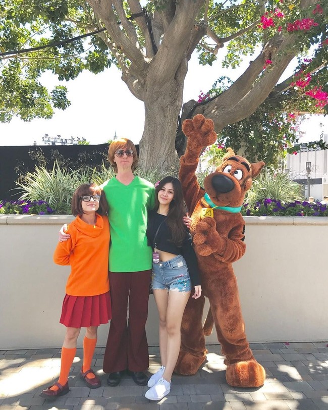 Padanan jeans pendek dan crop top hitam lengan panjang juga terlihat simpel namun menarik. Foto: Instagram Vanesha Prescilla