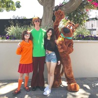 Padanan jeans pendek dan crop top hitam lengan panjang juga terlihat simpel namun menarik. Foto: Instagram Vanesha Prescilla