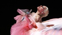 Gaga tampak bak seorang bidadari di atas panggung. Kevin Winter/Getty Images for NARAS.