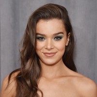 Hailee Steinfeld membawa aura 90-an pada makeup-nya. Hailee membuat smokey eyes bernuansa hijau.  Foto: Getty Images