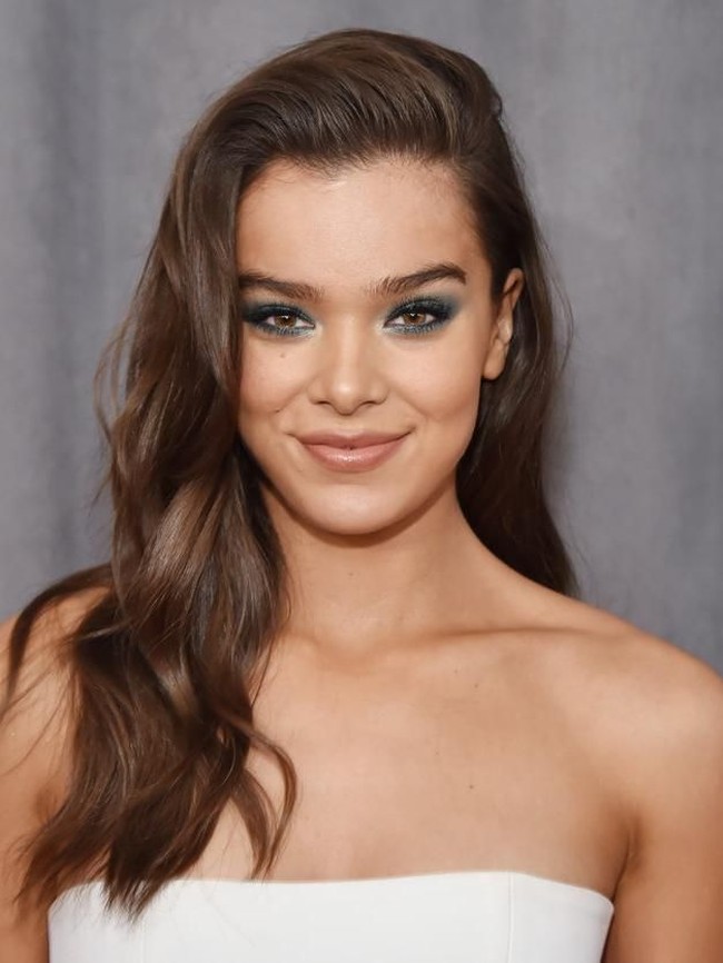 Hailee Steinfeld membawa aura 90-an pada makeup-nya. Hailee membuat smokey eyes bernuansa hijau.  Foto: Getty Images