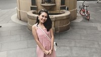 Selain Sydney Opera House, Ayu Ting Ting juga sempat berfoto di depan salah satu air mancur yang ada di sana. Liburan sambil kerja ke luar negeri memang asyik (@ayutingting92/Instagram)