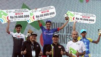 Ketua PB ISSI Raja Sapta Oktohari foto bersama dengan juara Tour de Indonesia (TdI) 2018.