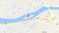 Dilihat dari peta, pulau tersebut memang terletak persis di tengah sungai antara dua negara (Google Maps)