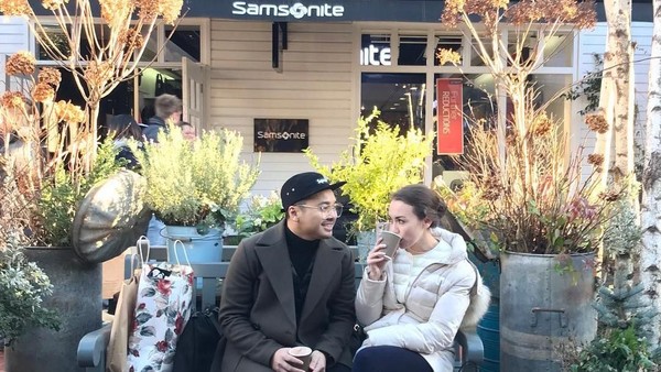 Liburan ke Inggris juga dimanfaatkan pasangan harmonis ini untuk shopping. Tampak mereka berdua dengan banyak kantong belanjaan. (Instagram/Rianti Cartwright) Liburan ke Inggris juga dimanfaatkan pasangan harmonis ini untuk shopping. Tampak mereka berdua dengan banyak kantong belanjaan. (Instagram/Rianti Cartwright)