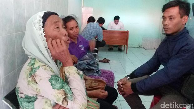 Keluarga korban pembunuhan mendatangi kamar mayat/