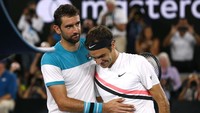 Tak lupa Federer menyalami Cilic. Dia pun mendapatkan sebuah pelukan dari petenis asal Kroasia itu. (Foto: Edgar Su/Reuters)