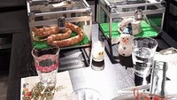 Menariknya lagi, traveler juga bisa memilih ular yang ingin dipelihara. Kamu mesti membayar 540 Yen (sekitar Rp 69 ribu). (Tokyo Snake Center/Facebook)