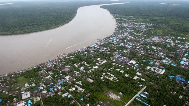 Foto udara hamparan rumah di atas rawa dan sungai di kota Agats Kabupaten Asmat, Papua, Senin (29/1). Tampak sungai di Asmat yang lebar