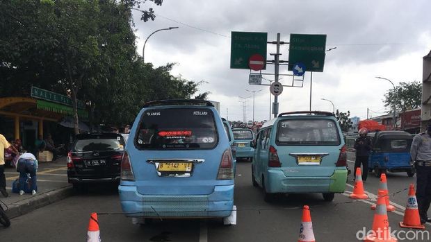  Sopir angkot berdemo dengan memblokir jalur menuju Stasiun Tanah Abang yang hanya bisa dilintasi TransJakarta Tanah Abang Explorer, Senin (29/1/2018)
