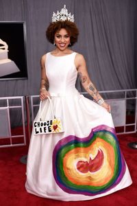 Pakai Gaun Gambar Janin, Joy Villa Curi Perhatian di Red Carpet Grammy Awards