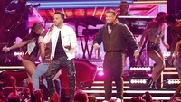 Keriuhan makin berasa ketika duo Luis Fonsi dan Daddy Yankee membawakan Despacito. REUTERS/Lucas Jackson.