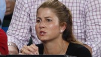 Raut tegang tampak dari muka istri Federer, Mirka. Dia akhirnya bisa lega setelah mendukung selama tiga jam tiga menit. (Foto: Edgar Su/Reuters)