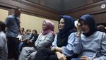 Foto: Ny Deisti Pegang Secarik Kertas di Sidang Novanto