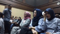 Seperti biasa, Deisti tampak duduk di barisan terdepan di bangku pengunjung sidang bersama beberapa rekannya (Foto: Haris Fadhil/detikcom)