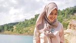 Foto: Gaya Traveling Pramugari Calon Istri Tommy Kurniawan