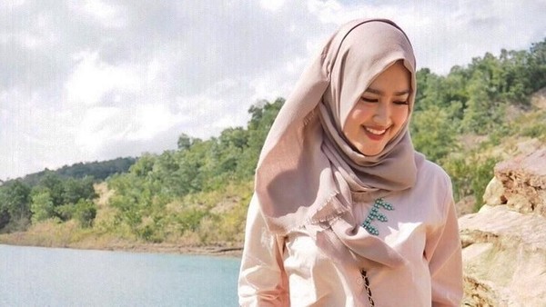 Foto: Gaya Traveling Pramugari Calon Istri Tommy Kurniawan