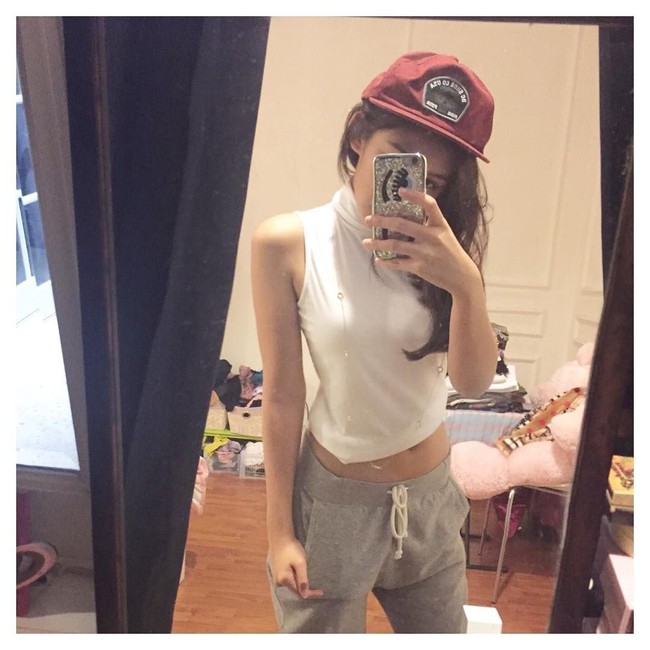 Vanesha tampaknya juga senang bergaya sedikit sporty. Dalam tampilan ini, ia menggabungkan turtle neck tanpa lengan dengan celana training. Foto: Instagram Vanesha Prescilla