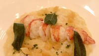 Ada Lobster Risotto, sajian gaya Italia. Risotto creamy yang disajikan bersama butter poached lobster. Terdengar enak ya! Foto: Istimewa