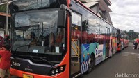 Dari jam 08.00 WIB nggak beroperasi gara-gara demo. Nggak bisa lewat juga, kata sopir TransJ Tanah Abang Explorer, Paurat Sianturi, di Tanah Abang, Jakarta Pusat, Senin (29/1/2018).