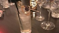 Unik, Gordon Ramsay punya menu cocktail yang tak biasa. Campurannya adalah gin, greentea, lemongrass, peach dan lemon. Anda juga akan menerima pesan singkat dari Chef sensasional ini. Foto: Istimewa