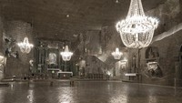 Adalah Wieliczka Salt Mine, tambang garam di selatan Polandia. Dibangun pada awal abad ke-13, ini adalah tambang garam tertua sekaligus terbesar di dunia. (Thinkstock)