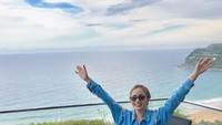 Kalau ini gaya Momo saat menyantap tiram di pinggir pantai Sydney. Pemandangannya keren ya? Foto: Instagram therealmomogeisha