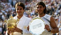 Federer mengalahkan Nadal untuk menjuarai Wimbledon kelima kalinya secara beruntun pada 8 Juli 2007. Federer menyamai rekor Bjorn Borg dalam rentetan juara Wimbledon di Era Open. (Foto: Clive Brunskill/Getty Images)