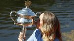 Foto: Peluk-Cium Caroline Wozniacki untuk Trofi Dambaan