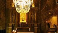 Wisatawan akan menuruni tangga panjang ke bawah tanah. Kapel terbesar, Blessed King, terletak 101 meter di bawah permukaan tanah. Ukurannya 50x15x12 meter (Thinkstock)
