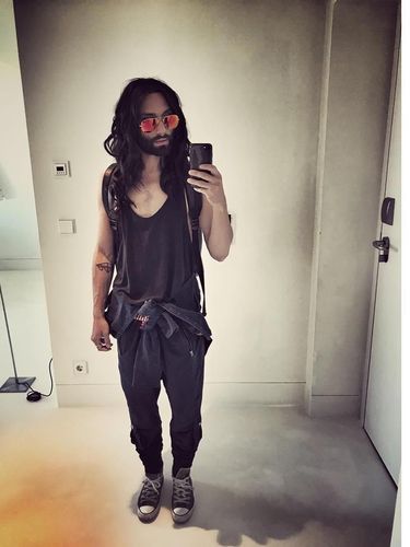 Tranformasi Conchita, Penyanyi Berjanggut yang Dulu Feminin Kini Maskulin