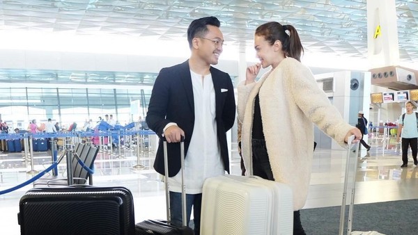 Kemesraan Rianti Cartwright bersama sang suami, Cas Alfonso sudah terlihat di bandara dengan baju dan koper yang kompak. Mereka liburan Tahun Baru ke Inggris, awal Januari lalu. (Instagram/Rianti Cartwright) Kemesraan Rianti Cartwright bersama sang suami, Cas Alfonso sudah terlihat di bandara dengan baju dan koper yang kompak. Mereka liburan Tahun Baru ke Inggris, awal Januari lalu. (Instagram/Rianti Cartwright)
