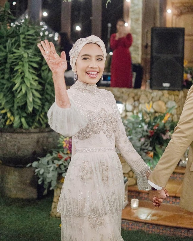 Busananya malam itu terbuat dari bahan lace dengan detail ruffle dan tassel. Ia pun tetap memakai turban sederhana dengan tambahan payet di bagian kepala. Foto: Instagram