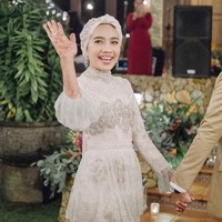 Busananya malam itu terbuat dari bahan lace dengan detail ruffle dan tassel. Ia pun tetap memakai turban sederhana dengan tambahan payet di bagian kepala. Foto: Instagram