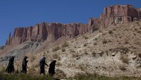 Traveler harus melewati Kota Bamiyan, sekitar 80 km dari danau tersebut dengan mobil sewaan. Perjalanannya pun bisa memakan waktu sekitar 5 jam lebih. Band-e-Amir benar-benar berada di lokasi terpencil (Paula Bronstein/Getty Images)