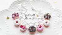Nggak  kebayang kalau donat-donat cantik ini menghiasai pergelangan tangan. Pasti menggemaskan! Foto: instagram yuikittminiatures