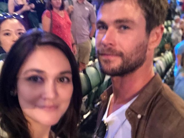 Foto Bareng Chris Hemsworth, Tangan Luna Maya Gemetaran