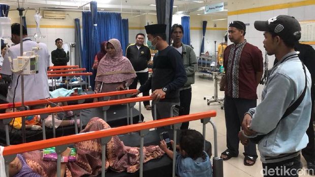 Andre Ravnic Pasaribu (pakai peci hitam) menjenguk anak-anak korban keracunan yang dilarikan ke RSUD Tarakan, Minggu (28/1) malam.