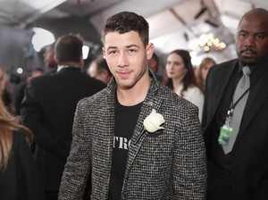 Nick Jonas Kepergok Ciuman dengan Cewek Seksi